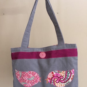Bolso tote de curdoroy gris con pajaritos rosas y forro de tela vintage a juego rosa.  14" de ancho x 10" de alto x 2 1/2" de fondo con correas de 26"