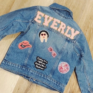 Giacca in denim Swiftie Lover personalizzata con toppe in ciniglia per neonati, bambini piccoli e ragazzi. Toppe CUCITE / T Swift / Reputation / Eras Tour / Regalo