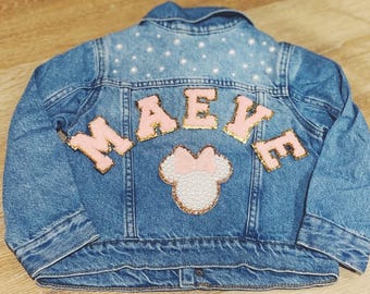 Chaqueta vaquera personalizada de Disney con parches de chenilla para bebés, niños pequeños y niños (los parches están cosidos).