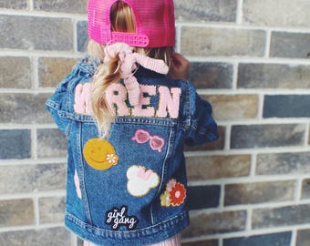 Chaqueta vaquera Disney personalizada con parches de chenilla para bebés, niños pequeños y niños. Los parches están COSIDOS. Viaje a Disney.