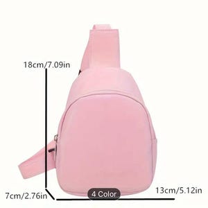 Puede incluir: Un bolso rosa de bandolera con cierre de cremallera y correa ajustable. El bolso mide 18 cm de largo, 13 cm de alto y 7 cm de ancho. 4 Colores.