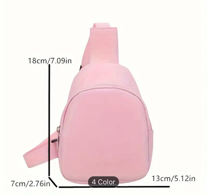 Puede incluir: Un bolso rosa de bandolera con cierre de cremallera y correa ajustable. El bolso mide 18 cm de largo, 13 cm de alto y 7 cm de ancho. 4 Colores.