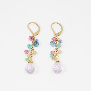 Puede incluir: Pendientes de oro con una piedra preciosa de amatista púrpura y un racimo de piedras preciosas de colores, incluyendo rosa, azul, verde y amarillo.