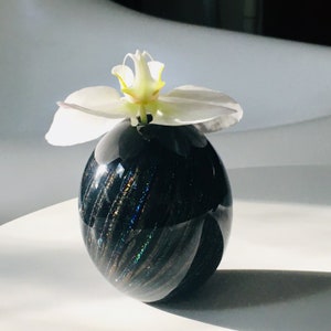 Robert Eickholt Signed Iridescent Art Glass Swirl Vase 1980s