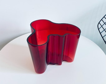 Iconische Alvar Aalto Savoy-vaas robijnrood Iittala Finland Scandinavisch modern halverwege de eeuw
