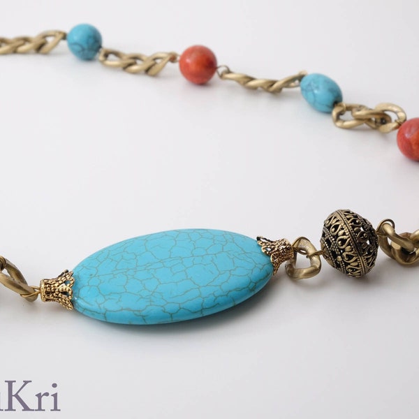 Collier court. Chaine dorée entremélée de pièces couleur corail et turquoise.