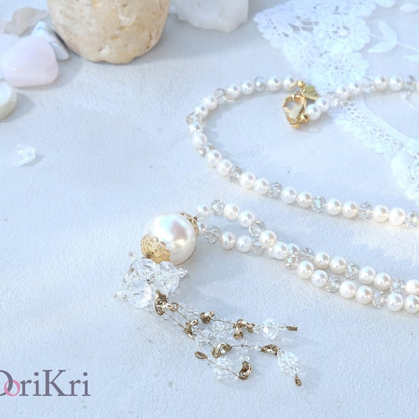 Collier mi-long. Collier blanc pour mariée. Perles et cristaux de Swarovski.