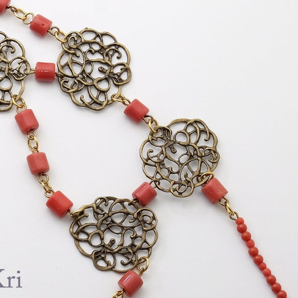 Collier long. Collier style victorien. Collier particulier, excentrique. Collier rouge corail.