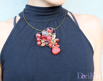 Short choker red necklace, heart shaped, golden and red