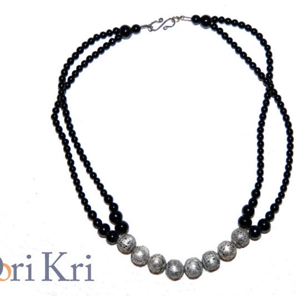Collier court, noir et argent - Collier avec perles en argent oriental -