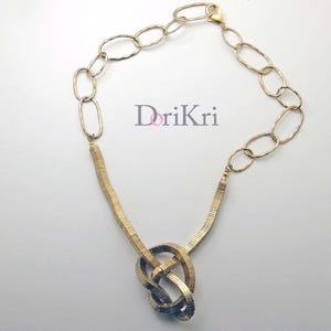 Vierkante gouden metalen ketting met knoop en bijpassende armband. Korte ketting - Metalen ketting - Vierkant gouden metalen cups -