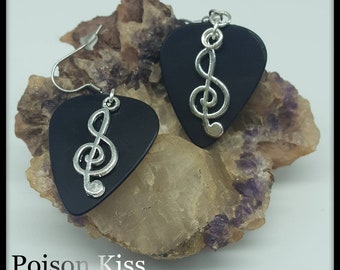 Plectrum earrings with clef