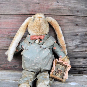 NEW! Primitive Elmer -White Bunny with Shadowbox