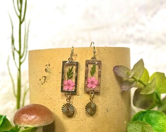 Gold Earrings with Real Flowers in Resin & Dangly  Pendant | Nature-Inspired Jewelry | Elegant Handmade Earrings
