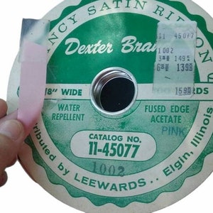 Dexter Brand Lee Wards fancy satijnroze lint, vintage 5/8 inch breed roze lint, lint met gesmolten rand van acetaat, roze lint gedeeltelijk op rol