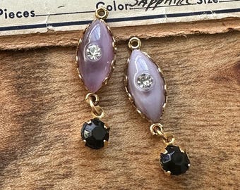 ヴィンテージジェット＆パープルナベットガラスラインストーンダブルドロップチャーム – 生真鍮 – 2個