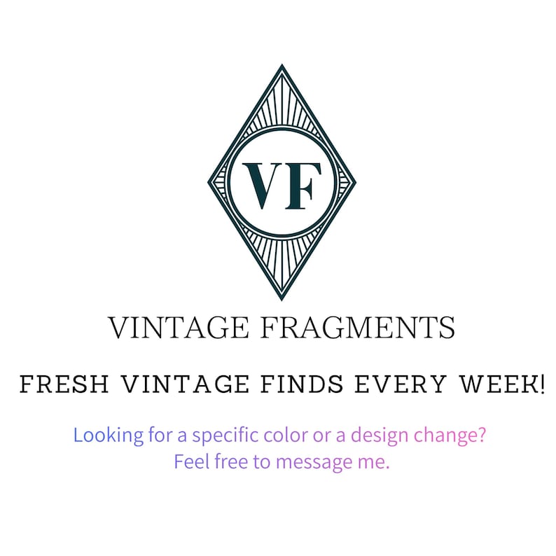 Pu&ograve; includere: Sfondo bianco con un logo a forma di diamante verde acqua contenente le lettere "VF" all'interno di un cerchio. Sotto il logo, il testo recita "VINTAGE FRAGMENTS" e "FRESH VINTAGE FINDS EVERY WEEK!"
