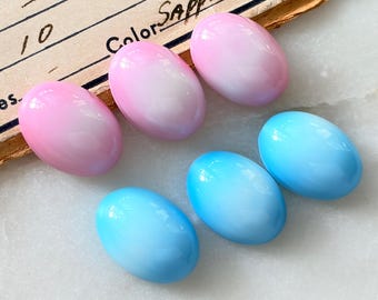 ヴィンテージ 西ドイツ製 フラミンゴ ガラス オーバル カボション 14 x 10 mm、ブルーまたはピンクのエアブラシ加工 ホワイトガラス フラットバック カボション (4個)
