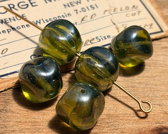 Stare czeskie szklane koraliki 12 × 12 mm, oliwinowo-zielone srebrne błyszczące koraliki, okrągłe szklane koraliki w kształcie poduszeczki, czeskie szkło vintage, (4 szt.)