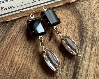 Vintage Jet Black Baguette Glass Rhinestones & Clear Navette Double Drop Charms – surowy mosiądz – 2 szt. BIN-27