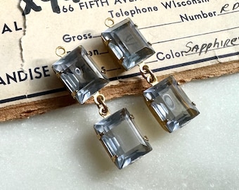 Vintage Light Sapphire Lavuette Akrylowe zawieszki z podwójnymi kroplami kryształków – surowy mosiądz – 2 szt.