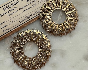 Surowe mosiężne elementy biżuterii w kształcie wieńca filigranowego – styl vintage, wyprodukowane w USA, 45 mm – 2 szt.