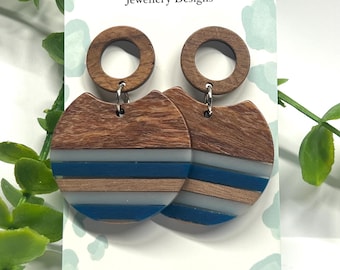 Orecchini in legno a righe blu denim / Ciondolo in acrilico leggero
