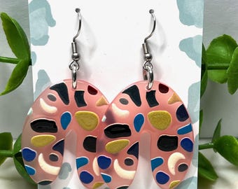 Pendientes colgantes de acrílico rosa / Joyas abstractas con un toque llamativo