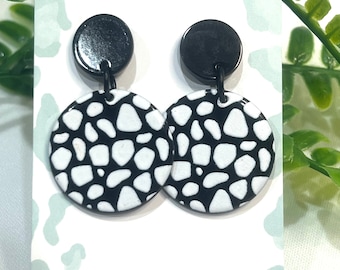 Zwart-witte hangoorbellen met stenen print | Hypoallergene statementoorbellen van acryl