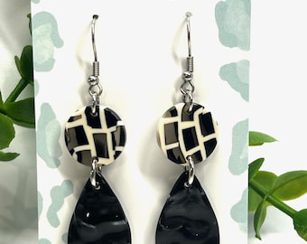 Zwart-witte acryl statement oorbellen | Hypoallergene hangoorbellen