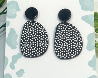 Handgemaakte zwart-witte acryl hangoorbellen met stippen | Lichtgewicht statement-sieraden