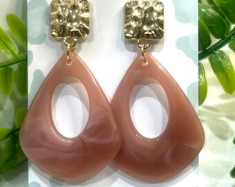 Pendientes de acrílico rosa con diseño llamativo / Pendientes dorados de acero quirúrgico