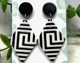 Geometrische acryl hangoorbellen | Zwart-witte statement-sieraden