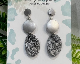 Zwarte, grijze en witte acryl hangoorbellen | Lichtgewicht statement-sieraden