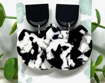 Zwart-witte hangoorbellen acryl steenlook | Handgemaakt