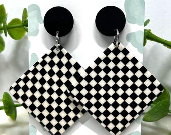 Geruite hangoorbellen | Zwart-witte statementoorbellen van acryl