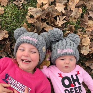 Joli bonnet C C à double pompons pour tout-petits - Bonnet d'hiver personnalisable pour enfants - Bonnet d'hiver confortable à double pompons pour les tout-petits - Personnalisez-le !