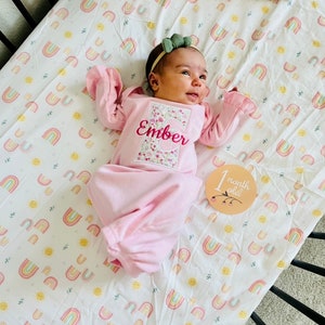 Vestido de bebé con monograma para niñas - Hermoso atuendo para volver a casa - Lindo vestido de bebé con nombre aplicado - Vestidos personalizados para niñas