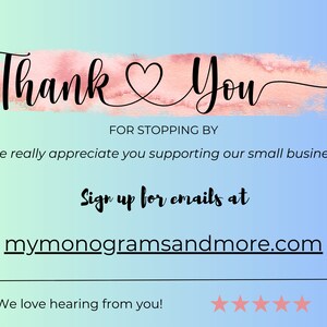 Puede incluir: Gracias con un s&iacute;mbolo de coraz&oacute;n en acuarela rosa. El texto dice "Por pasarte. Realmente apreciamos que apoyes nuestro peque&ntilde;o negocio. Reg&iacute;strate para recibir correos electr&oacute;nicos en mymonogramsandmore.com. &iexcl;Nos encanta saber de ti!"
