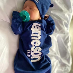Gepersonaliseerde babyjurk met naam - babyjurk met monogram - Coming Home-outfit - babyjurk op maat - geborduurde jurken voor babyjongens
