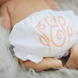 Braguitas personalizadas para bebé: cubrepañales monogramados para niñas recién nacidas, un adorable y bonito set de regalo para baby shower.