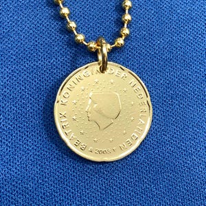 Collier à pendentif pièce de monnaie reine Beatrix des Pays-Bas, 1999 à 2013, 20 cents d'euro en or nordique