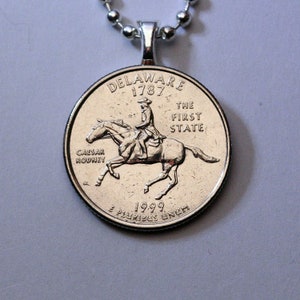 Colar com pingente de moeda de um quarto de dólar do estado de Delaware de 1999, The First State Caesar Rodney