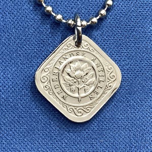 1957 bis 1970 Niederländische Antillen Quadrat Münze Anhänger Halskette, 5 Cent Wappen Niederländisch Karibik