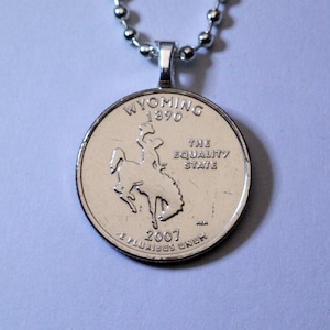 Colar com pingente de moeda de um quarto de dólar do estado de Wyoming 2007, cavaleiro de cowboy de rodeio, The Equality State