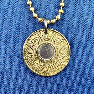 Collar con colgante de ficha del metro de Nueva York, de 1986 a 1995, Bullseye, Nueva York, dije de latón dorado pulido