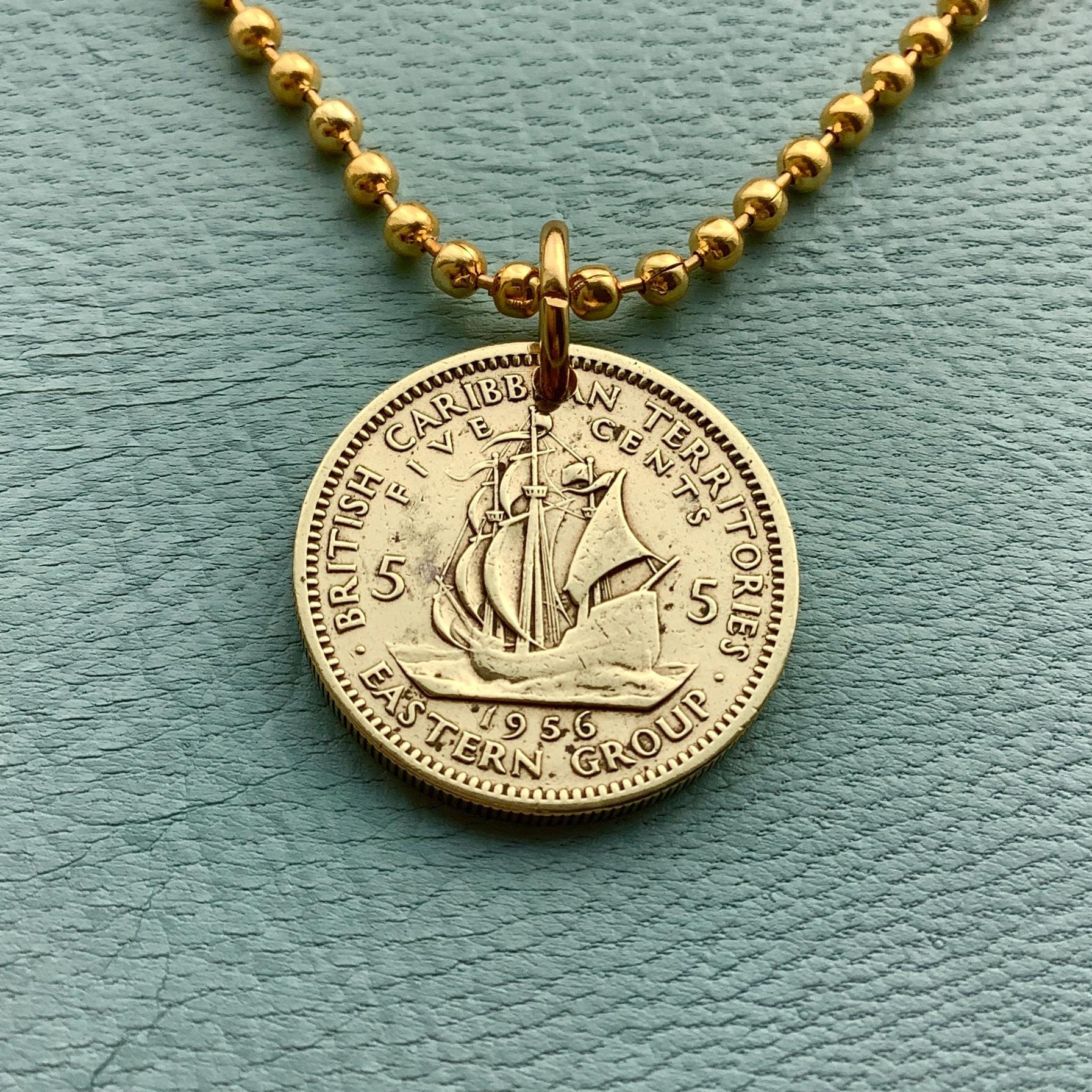 1955年から1965年までのイギリス領カリブ海地域コインペンダントネックレス:5セントのゴールデンハインドガレオン船クイーンエリザベス2世の金貨