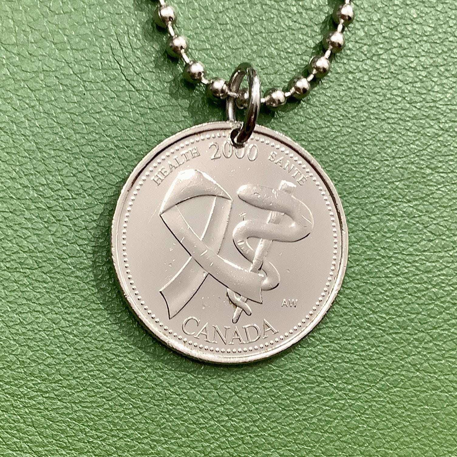 2000年カナダ健康コインペンダントネックレス、25セント25セント25セントエリザベス女王レッドリボン