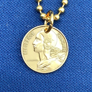 Collar con colgante de moneda de oro con gorro de la libertad francés de 1966 a 2001, Francia 5 céntimos Fraternidad Marianne Igualdad