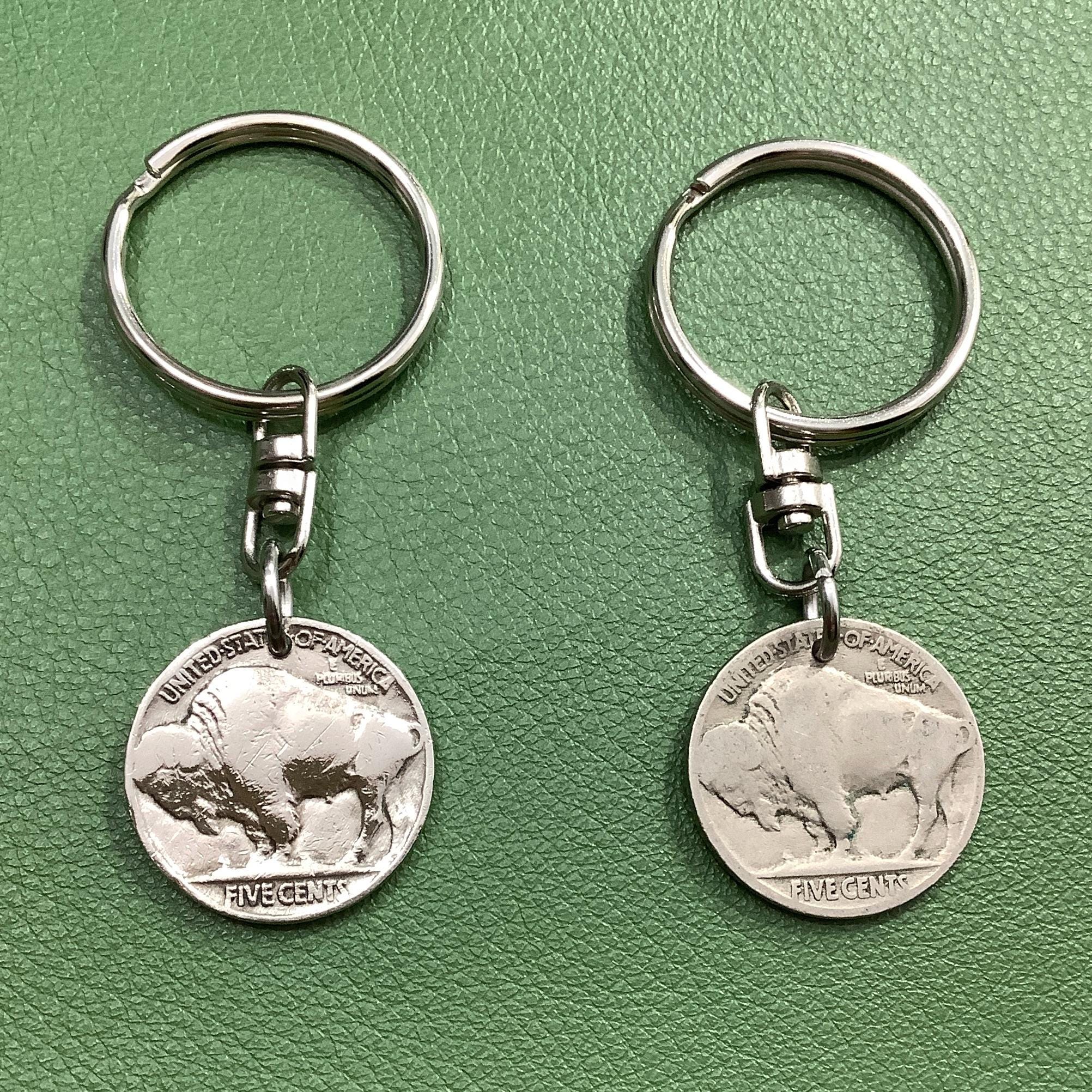 ヴィンテージ バッファローニッケル キーチェーン:バイソン、インディアン、矢じり、羽根チャーム付きウエスタンコイン回転リングキーチェーン